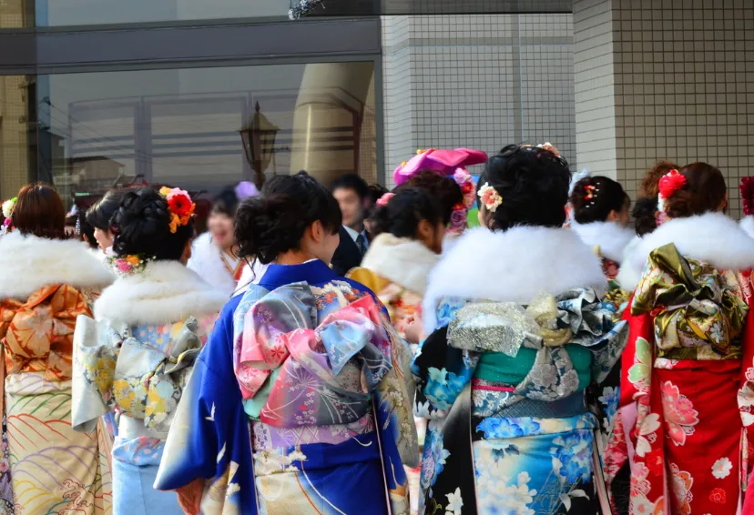 ショールをつけた振袖姿の女性